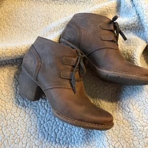 Clark’s Carletta Lyon Lace-Up Bootie. Brown oil.
